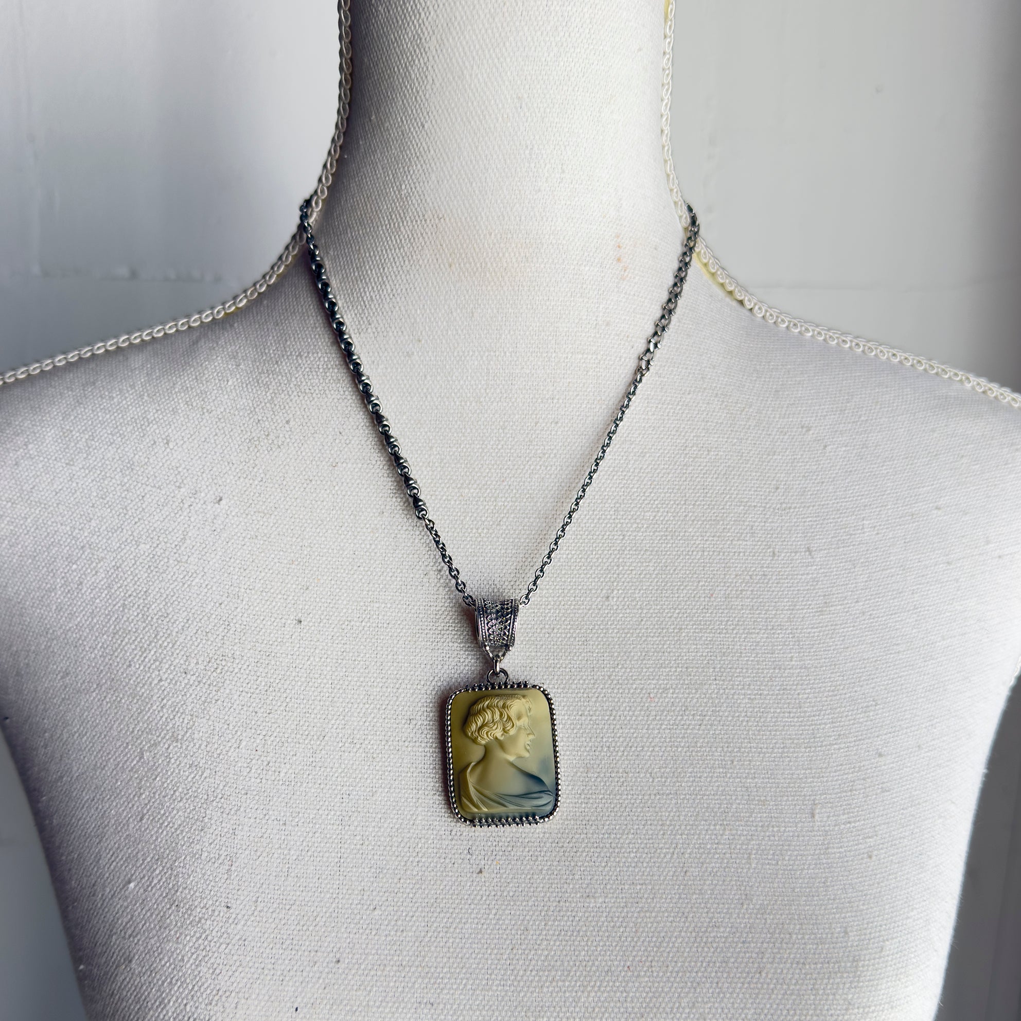 Green Vintage Glass Cameo Pendant – Sterling Silver – Gem Kingdom