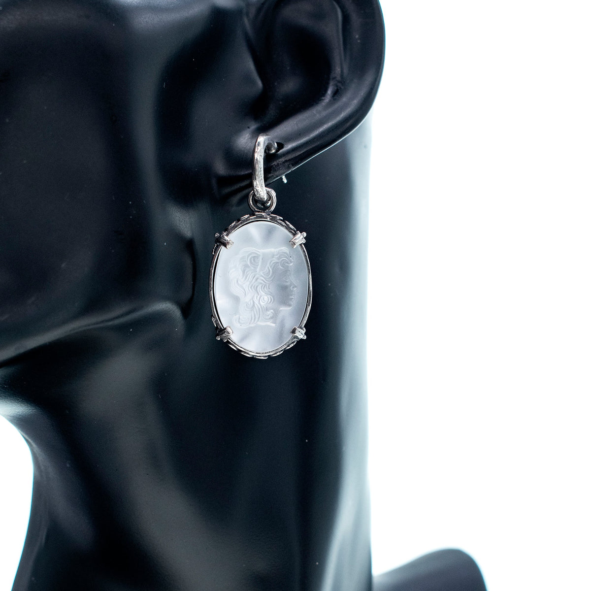 Witte Camee Oorbellen – Sterling Zilver – Gem Kingdom