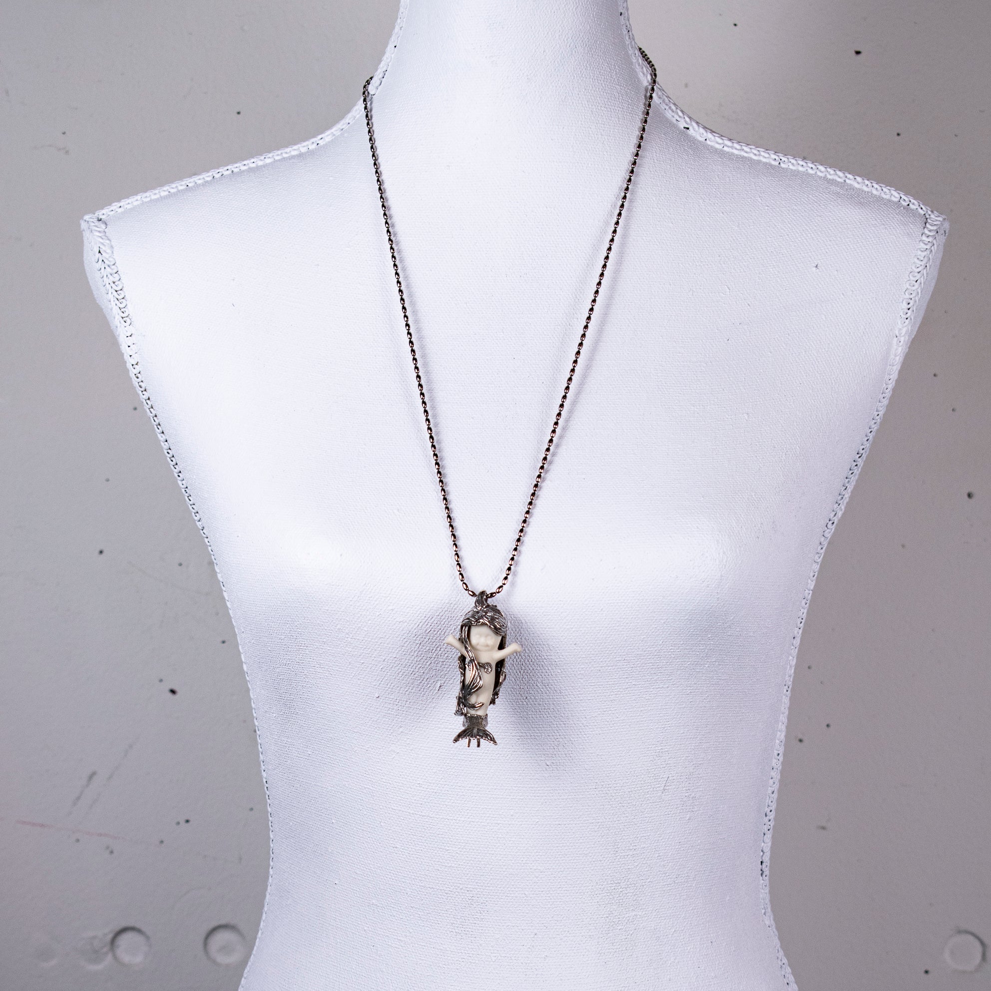 "Flipper" Necklace White And Silver