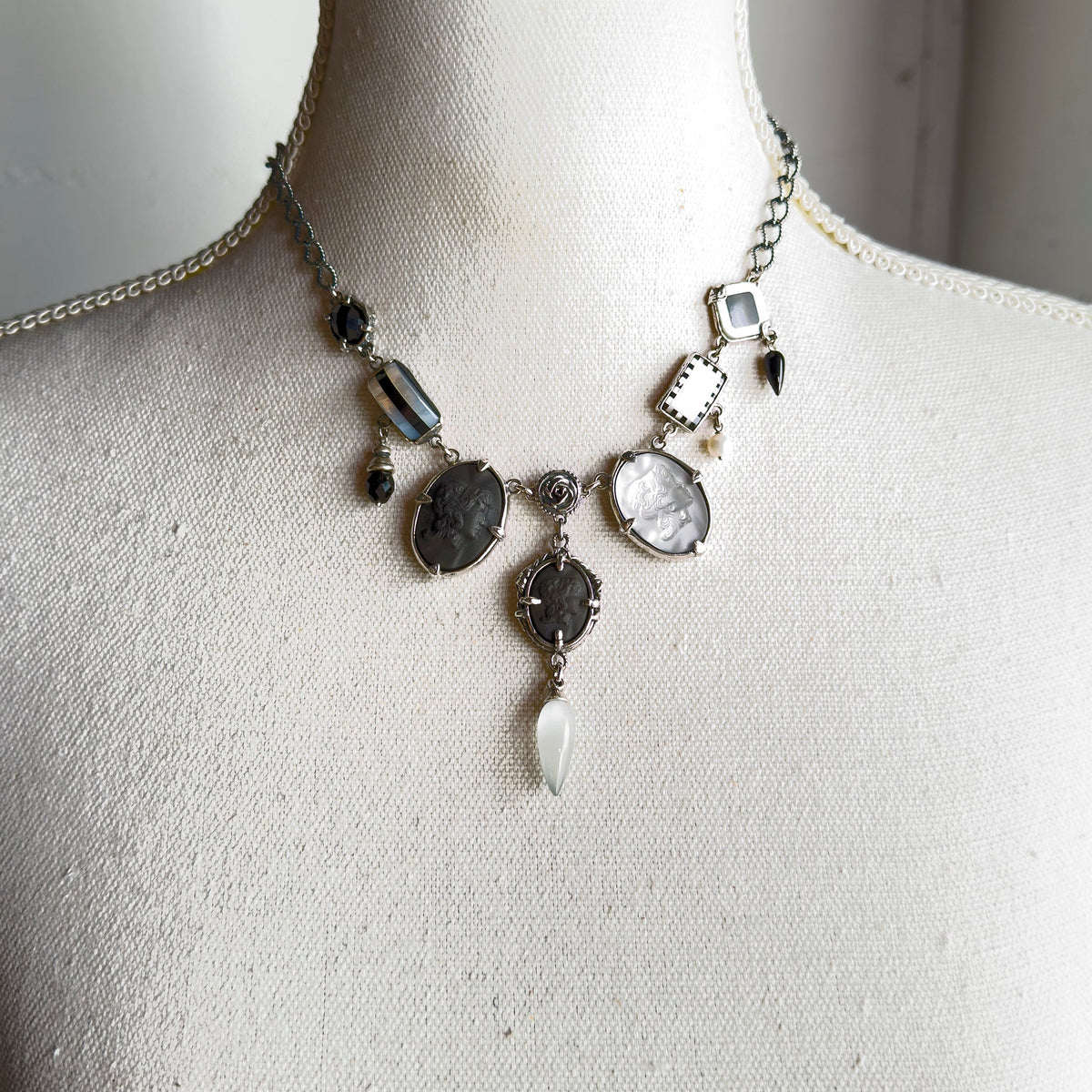 Zwart-Witte Camee Ketting – Sterling Zilver – Gem Kingdom
