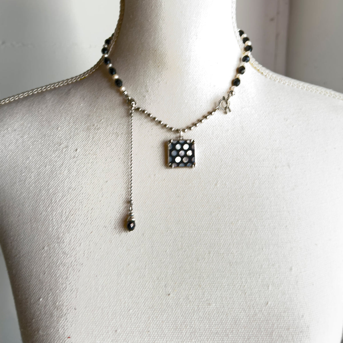 Zwart-Witte Stippen Ketting – Sterling Zilver – Gem Kingdom