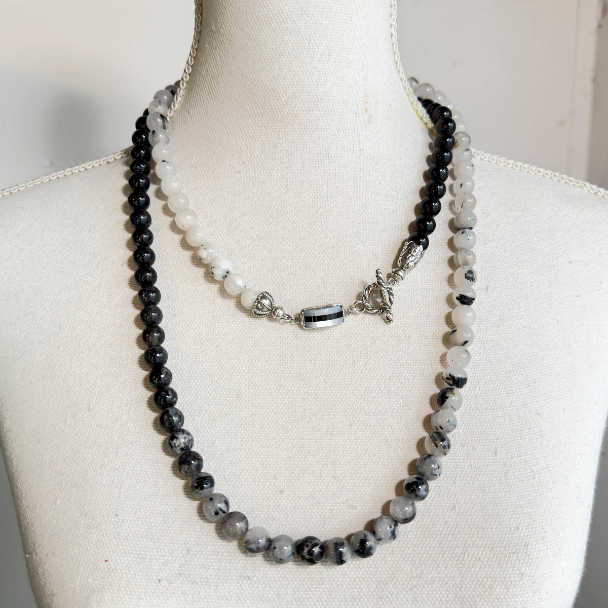 Zwart-Witte Lange Kralenketting – Sterling Zilver – Gem Kingdom