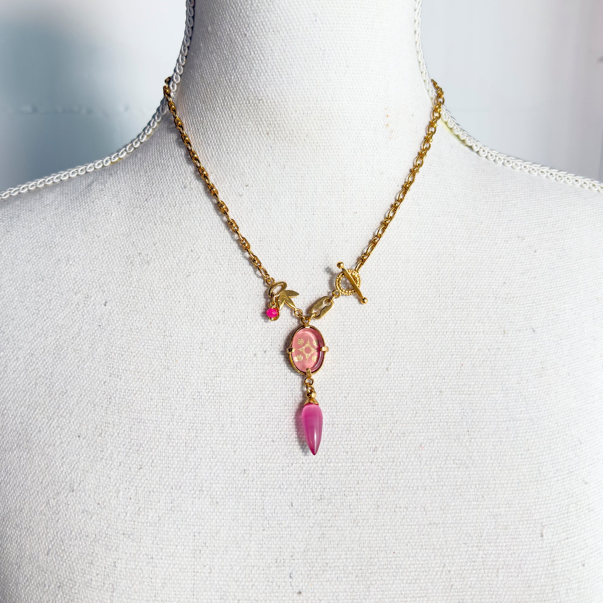 Pink Intaglio Pendant Textured Link Necklace – Gold Plated – Gem Kingdom