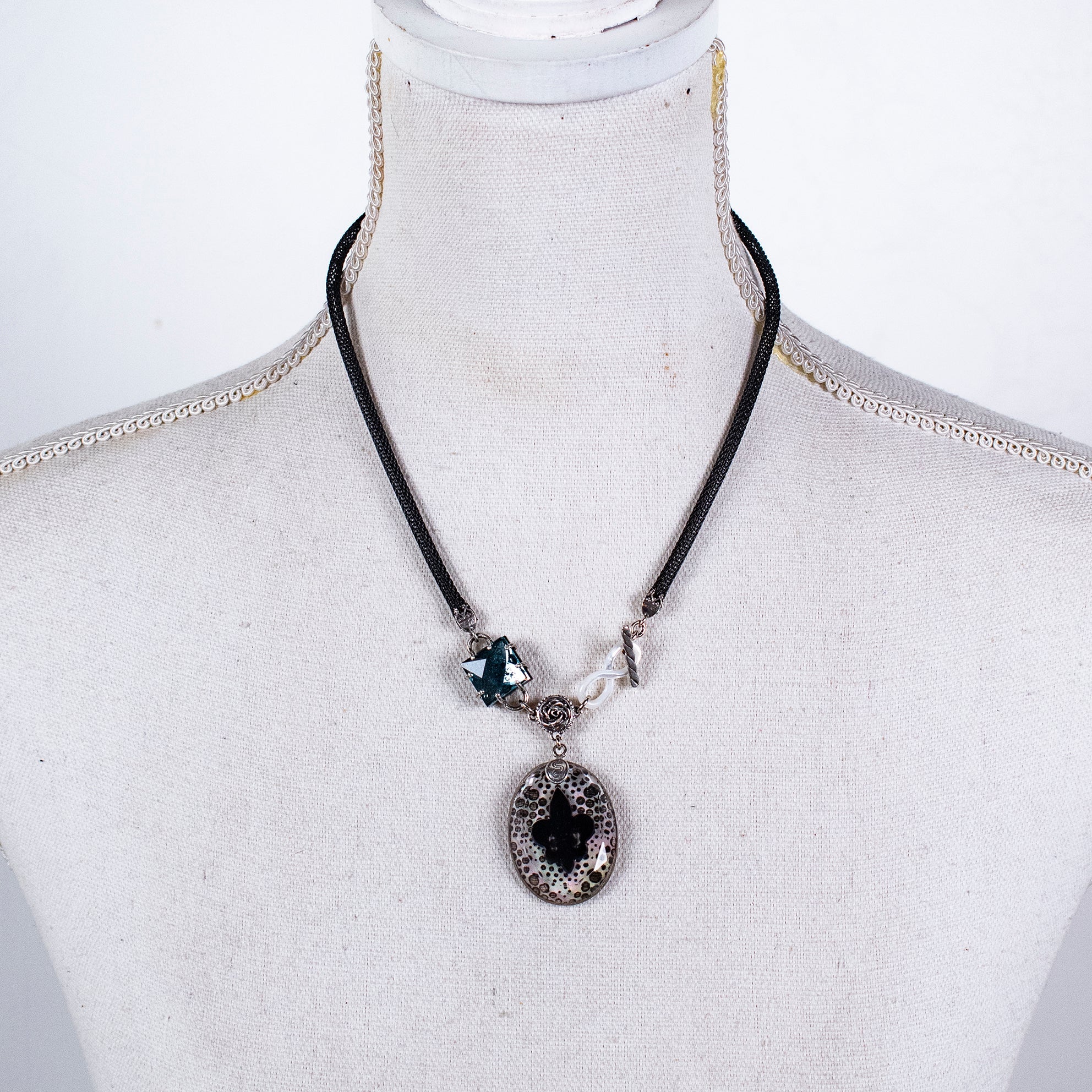 Fleur-De-Lis Resin Black Mesh Necklace – Sterling Silver – Gem Kingdom