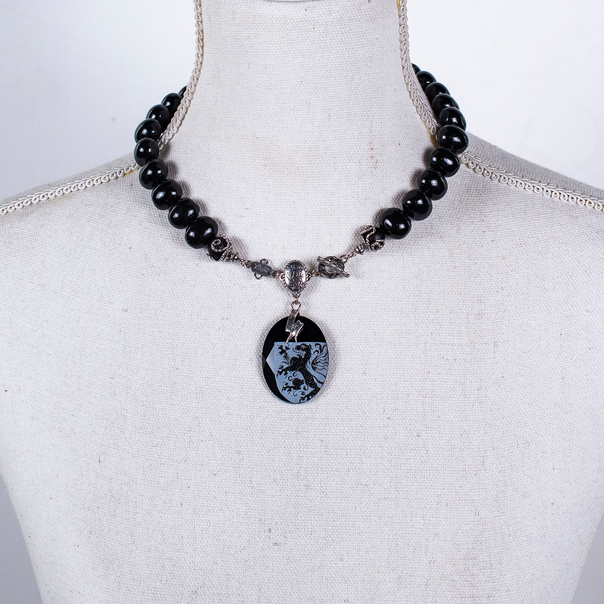 Black Shell Pearl & Lion Pendant Necklace – Sterling Silver – Gem Kingdom