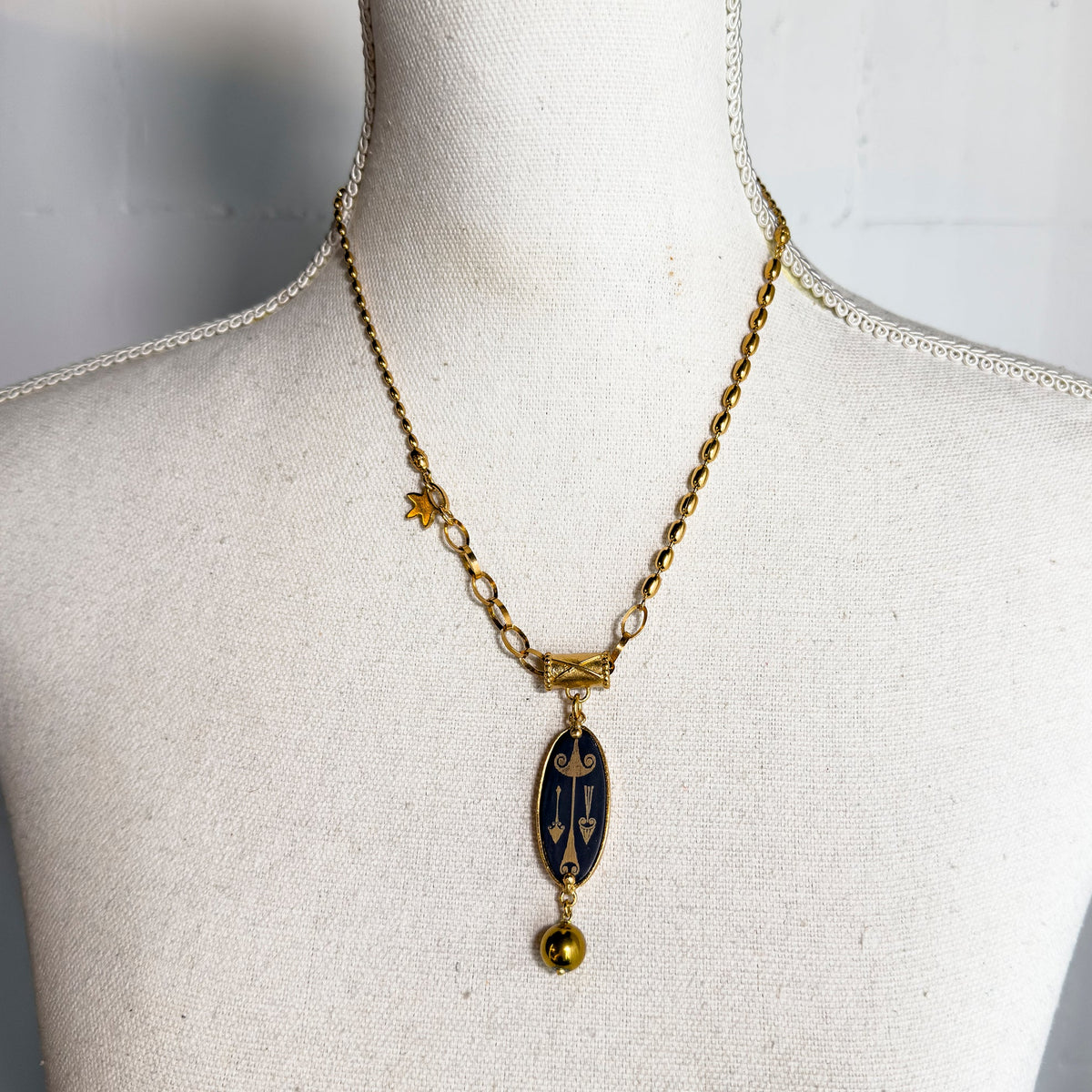 Arrow Pendant Black – Gold Plated – Gem Kingdom