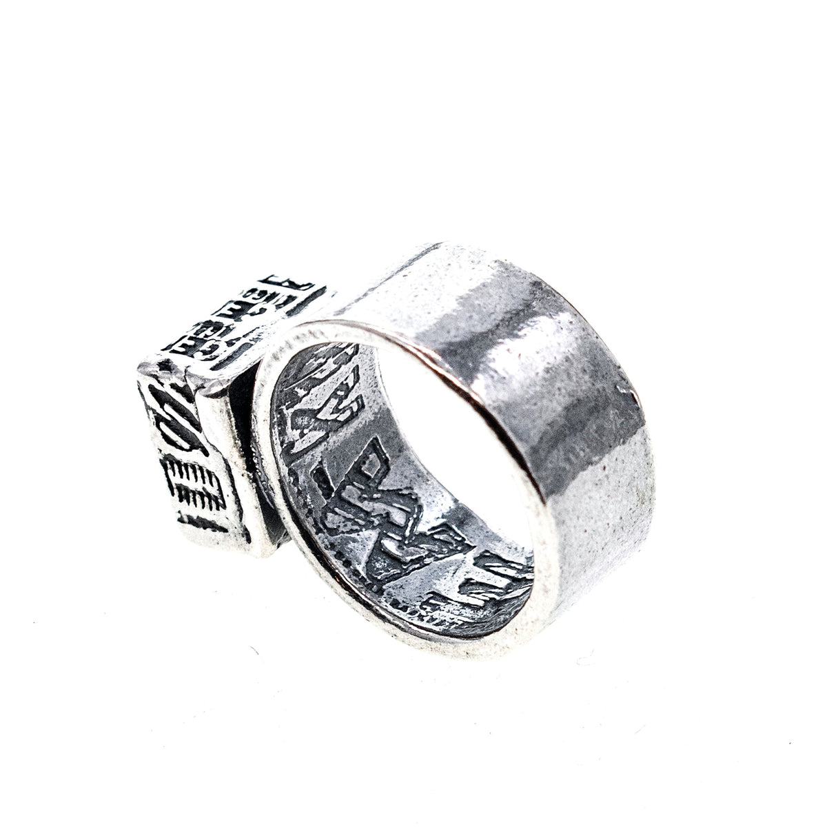 Rebel Rebel Brede Ring Met Gegraveerde Onyx – Sterling Zilver – Gem Kingdom