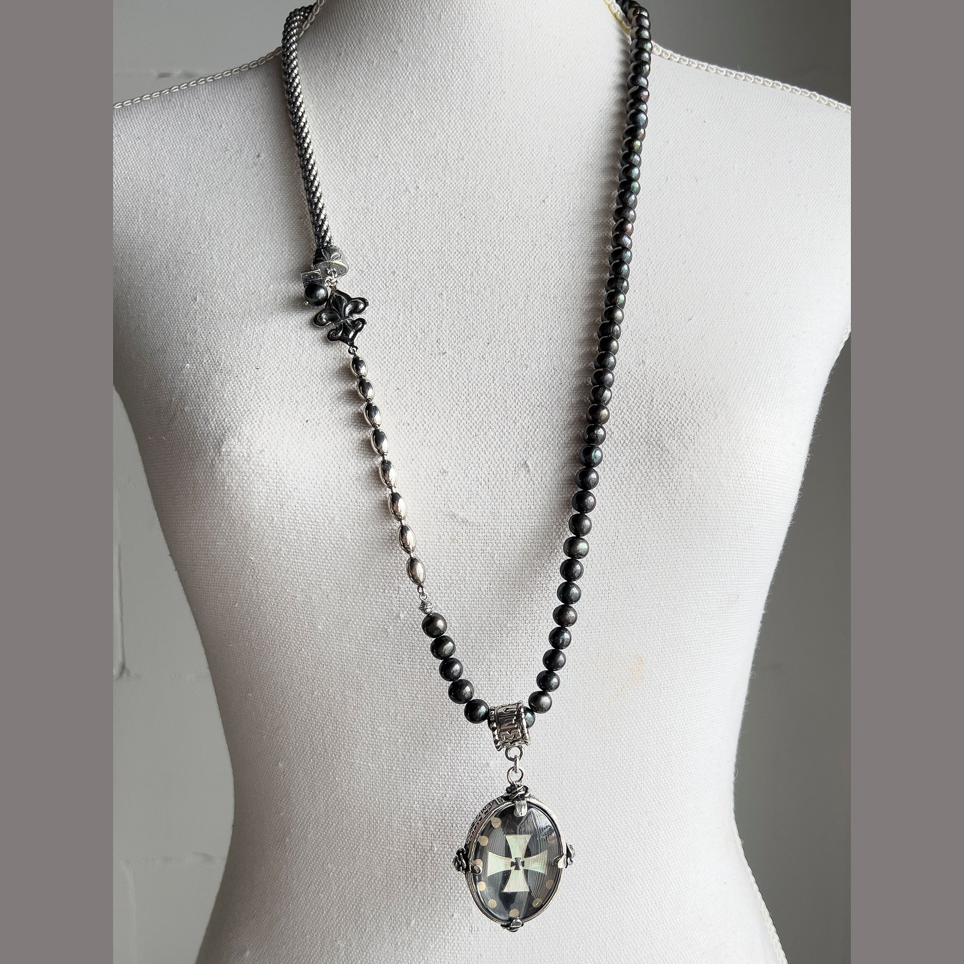 Fleur-De-Lis Zwarte ParelKetting