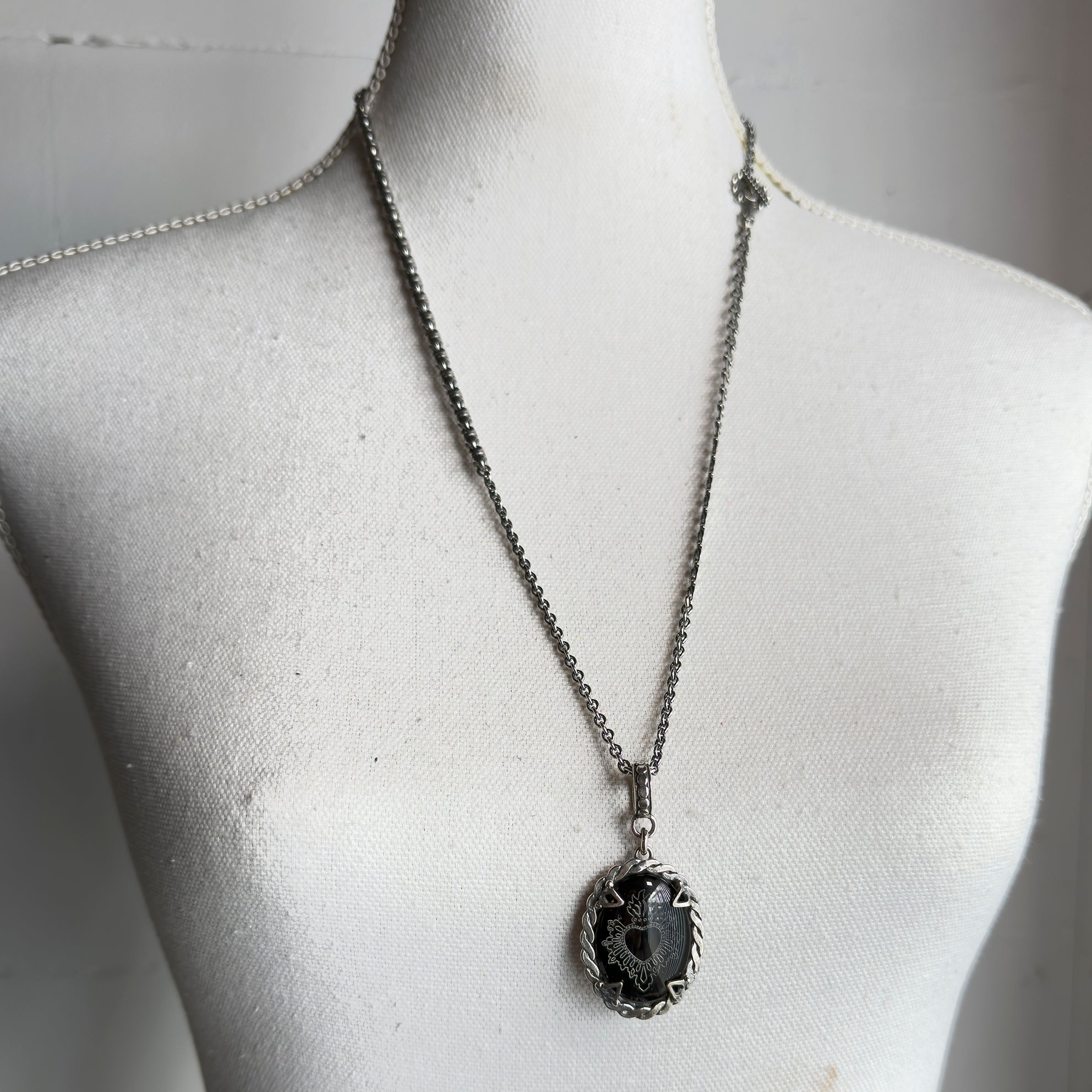 Black Sacred Heart Pendant – Sterling Silver – Gem Kingdom
