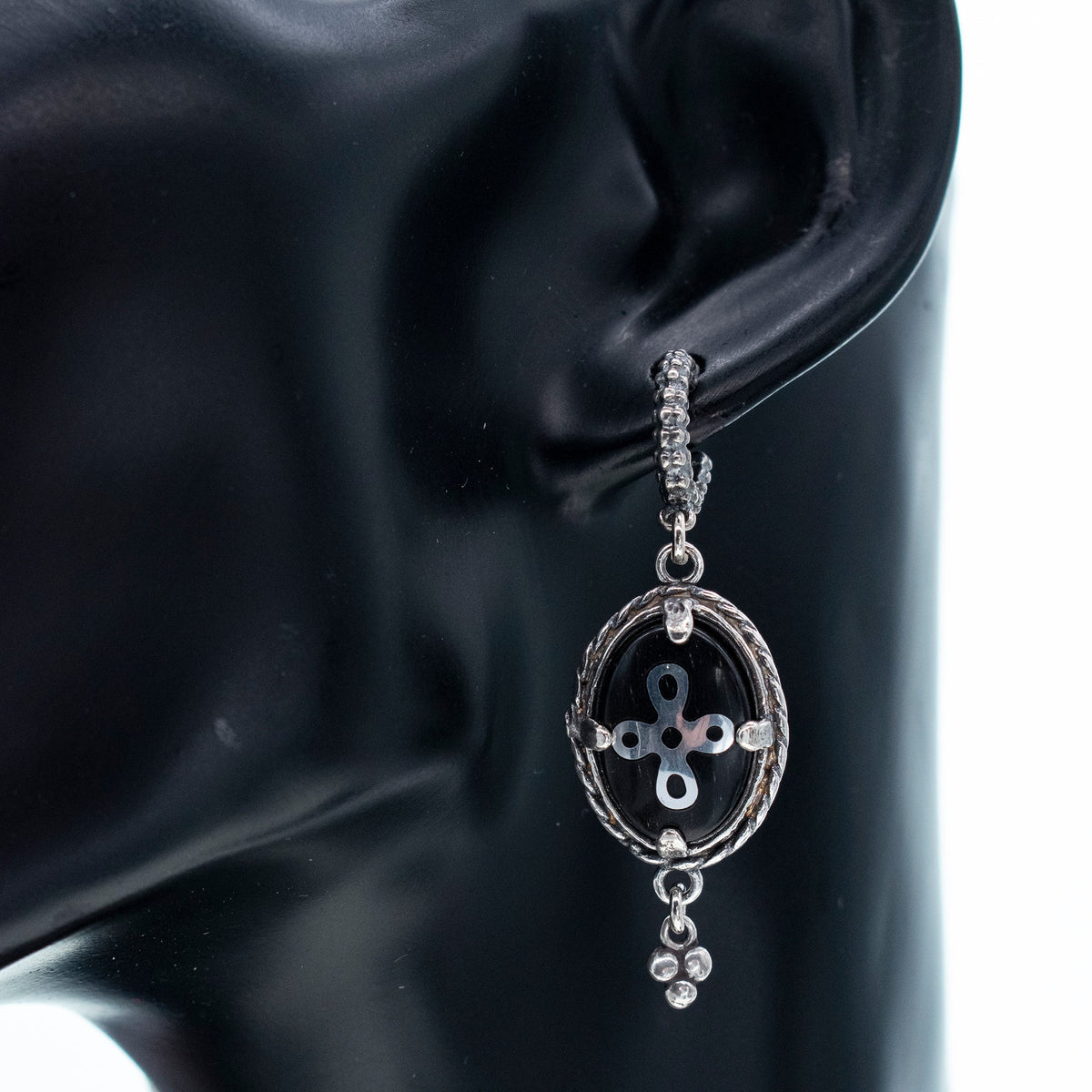 Kruis Oorbellen Zwart – Sterling Zilver – Gem Kingdom