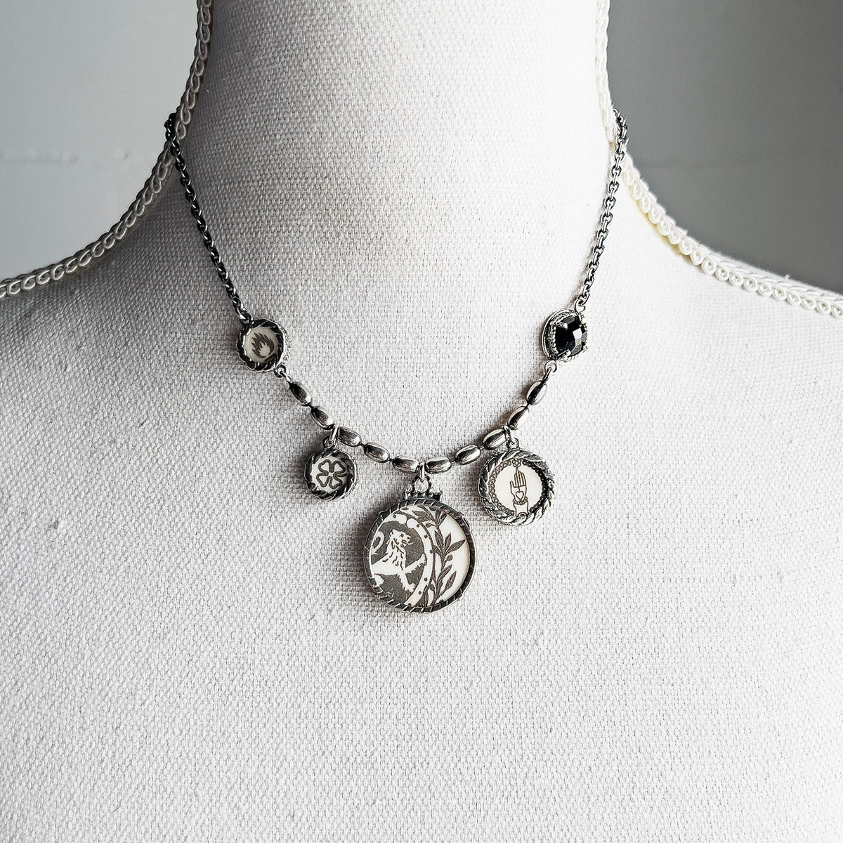 Gegraveerde Medaillon Ketting – Sterling Zilver – Gem Kingdom