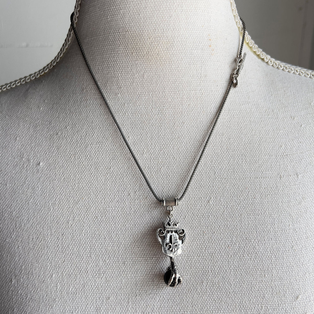Schild En Klauw Ketting Zwart – Sterling Zilver – Gem Kingdom