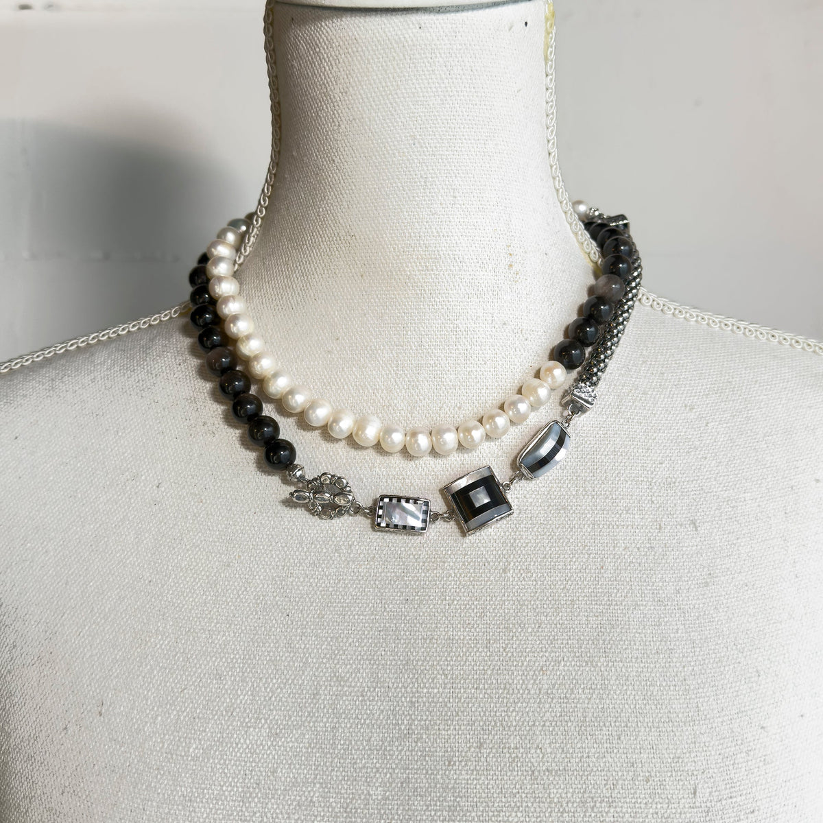 Zwart-Witte Lange Parelketting – Sterling Zilver – Gem Kingdom