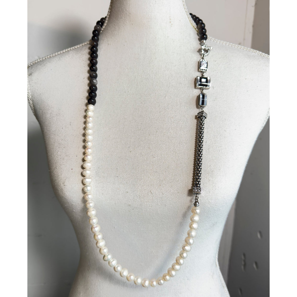 Zwart-Witte Lange Parelketting – Sterling Zilver – Gem Kingdom