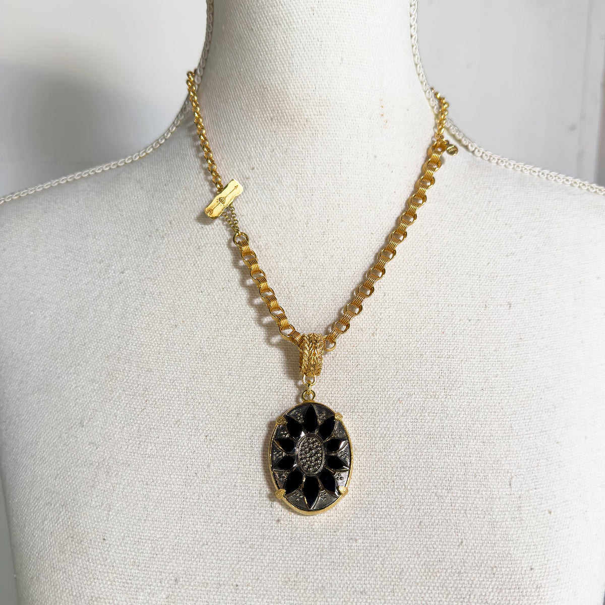 Noir Cosmos Hanger – Verguld – Gem Kingdom
